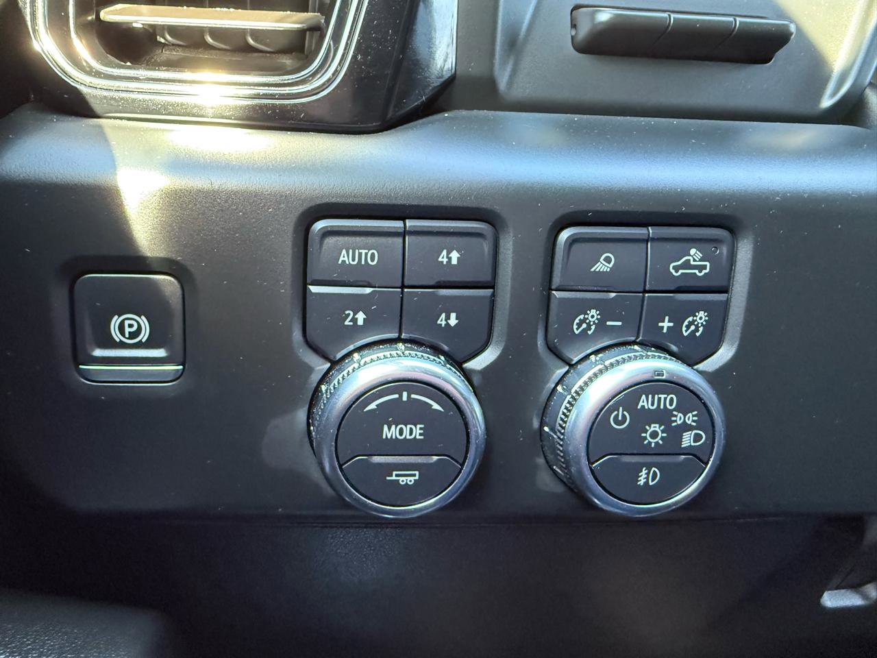 Used 2024 GMC Sierra 2500 AT4 w/ AT4 Premium Plus Package AWD/4WD image 27