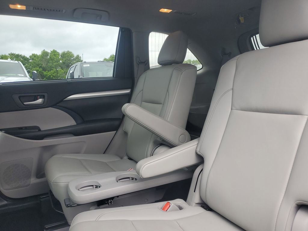 Used 2019 Toyota Highlander XLE image 11