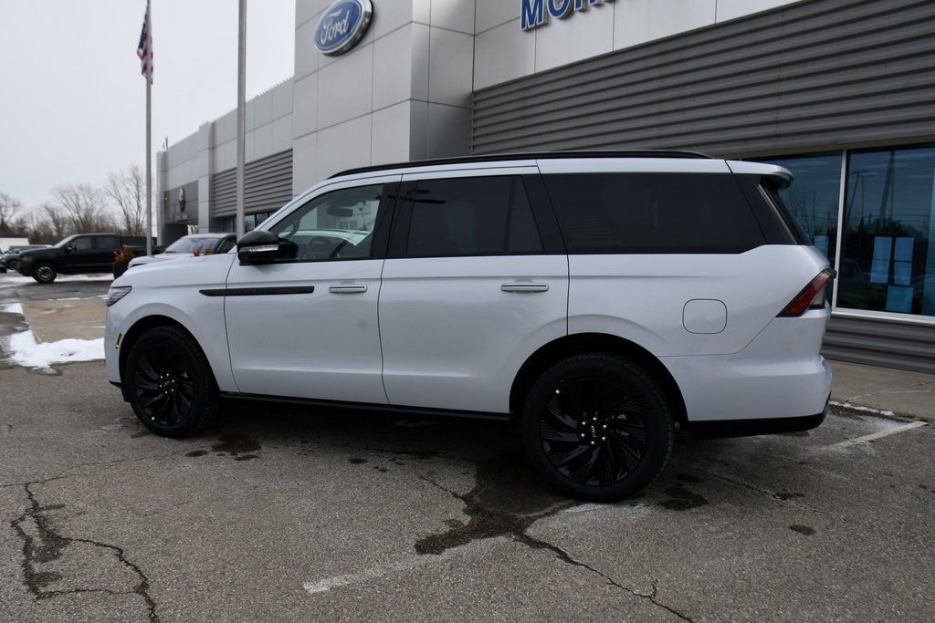 New 2026 Lincoln Navigator Reserve w/ Jet Appearance Package AWD/4WD image 3
