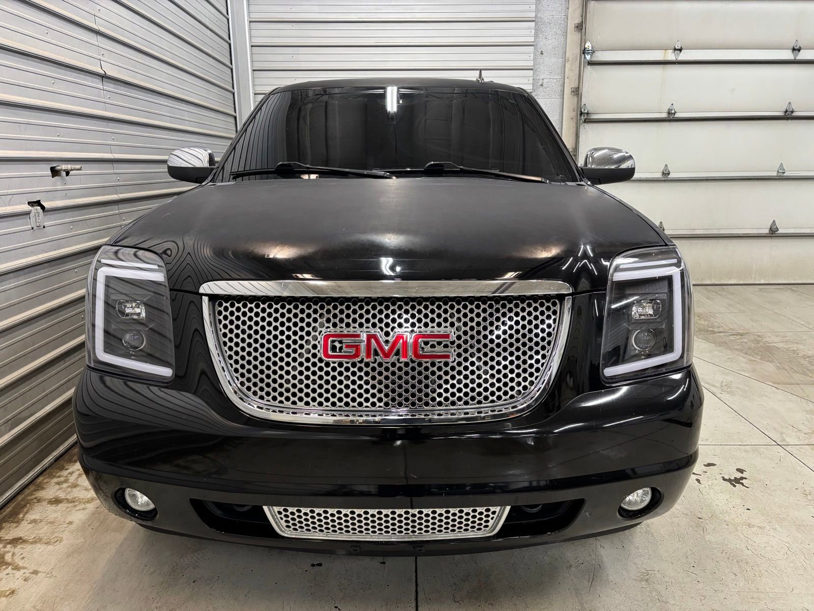 Used 2014 GMC Yukon Denali AWD/4WD image 2