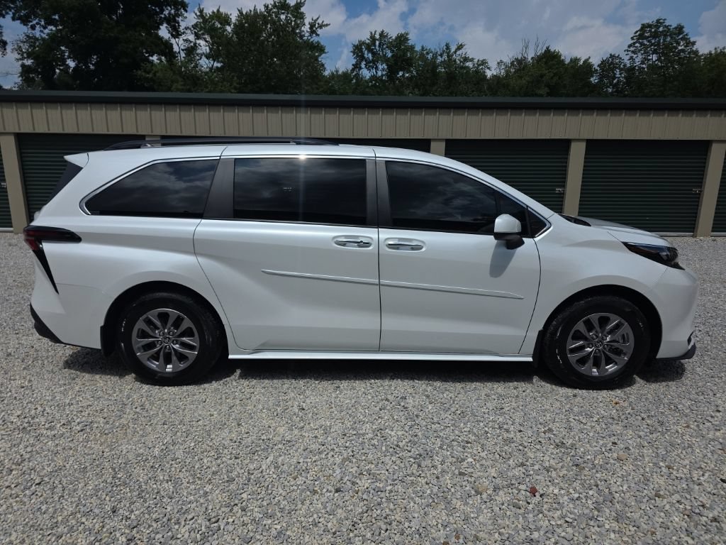 Certified 2025 Toyota Sienna XLE AWD/4WD image 7
