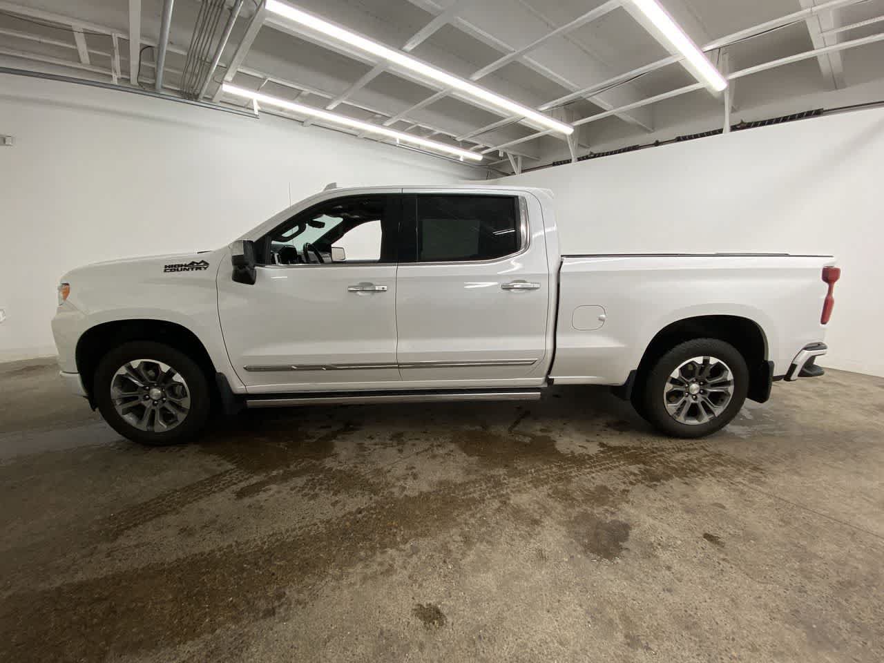 Used 2023 Chevrolet Silverado 1500 High Country w/ Technology Package AWD/4WD image 3