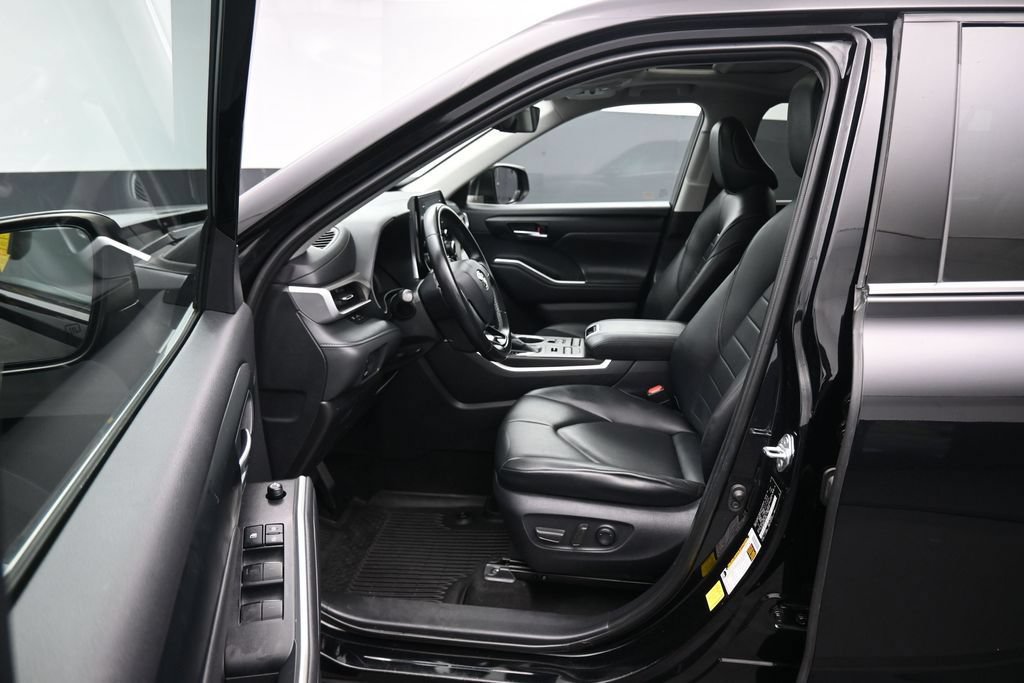Used 2020 Toyota Highlander XLE AWD/4WD image 11