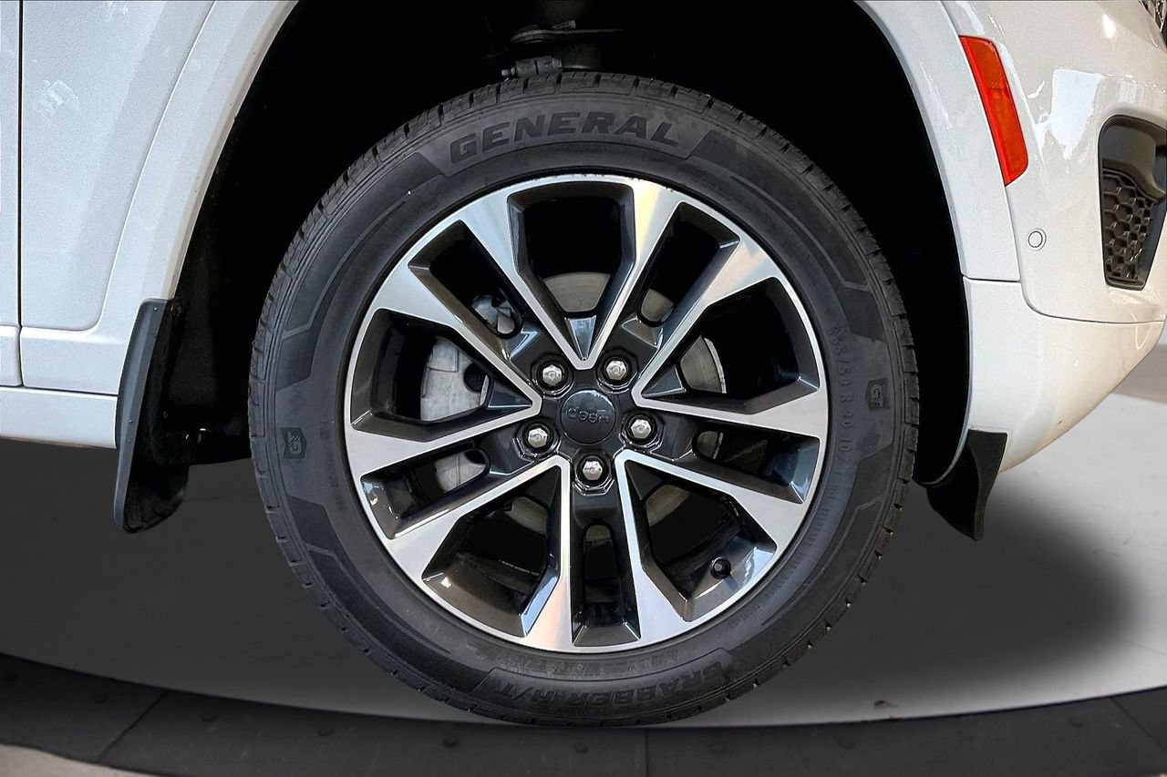 Certified 2022 Jeep Grand Cherokee Overland w/ Luxury Tech Group IV AWD/4WD image 36