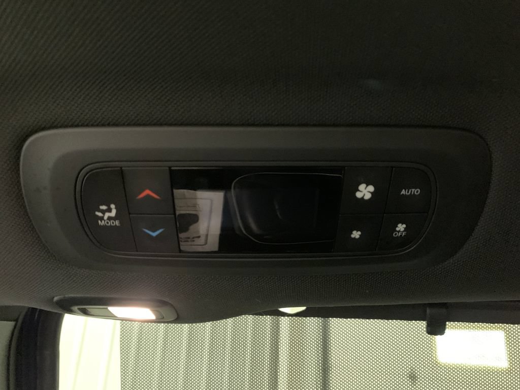 Used 2025 Chrysler Pacifica Limited FWD image 22