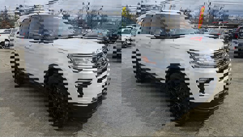 Used 2018 Ford Explorer XLT w/ Equipment Group 202A image 2