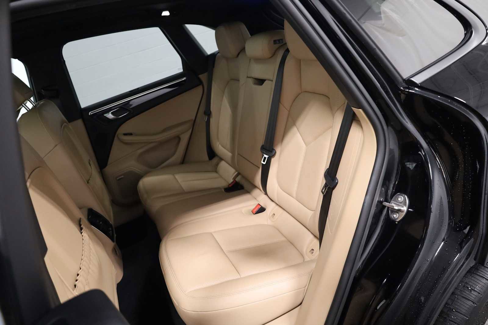 Certified 2024 Porsche Macan AWD/4WD image 36