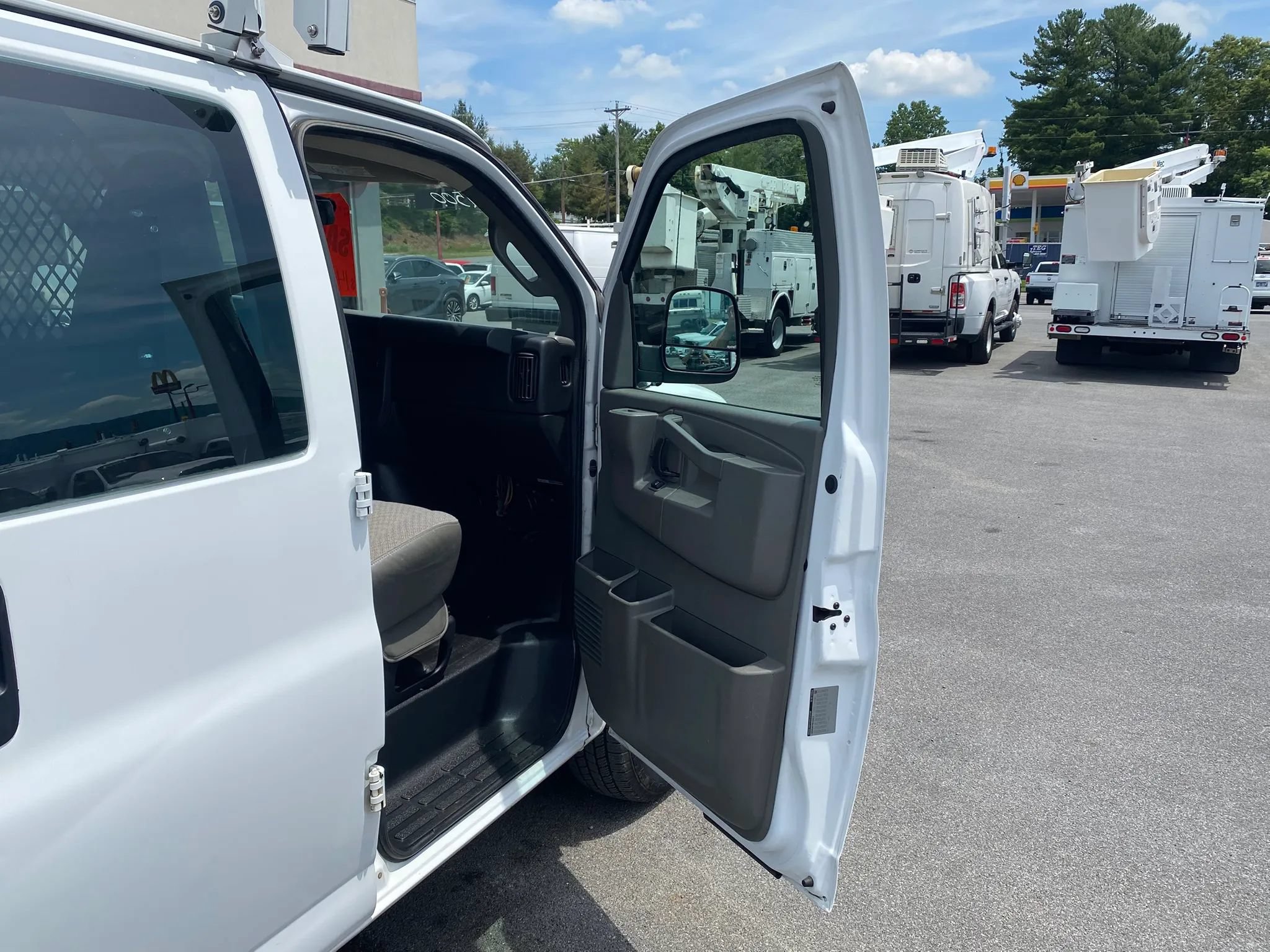 Used 2016 Chevrolet Express 2500 RWD image 17