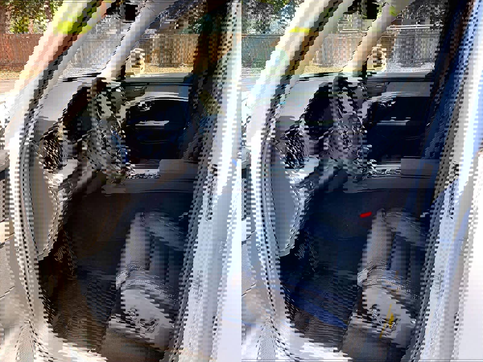 Used 2025 Volvo XC90 T8 Ultra w/ Protection Package Premier image 16