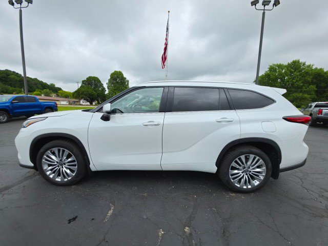 Used 2023 Toyota Highlander Platinum AWD/4WD image 2