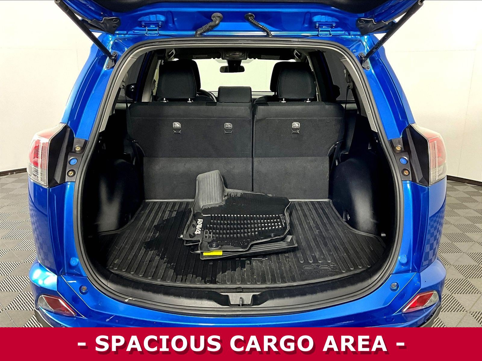 Used 2018 Toyota RAV4 LE w/ All Weather Liner Package FWD image 35