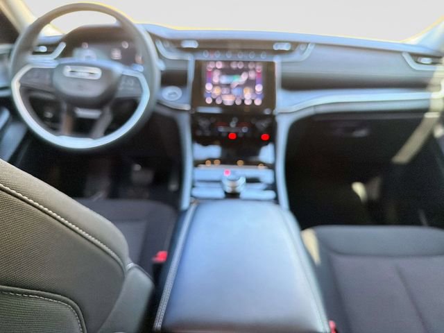 Used 2023 Jeep Grand Cherokee Laredo w/ Luxury Tech Group I AWD/4WD image 15