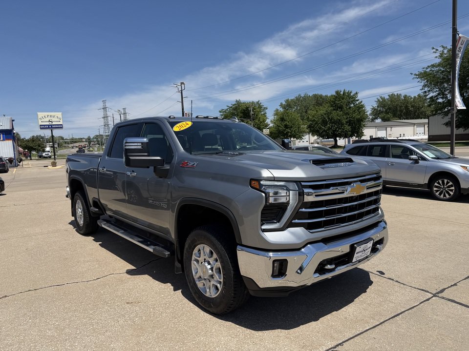 Used 2024 Chevrolet Silverado 2500 LTZ w/ LTZ Plus Package AWD/4WD image 3