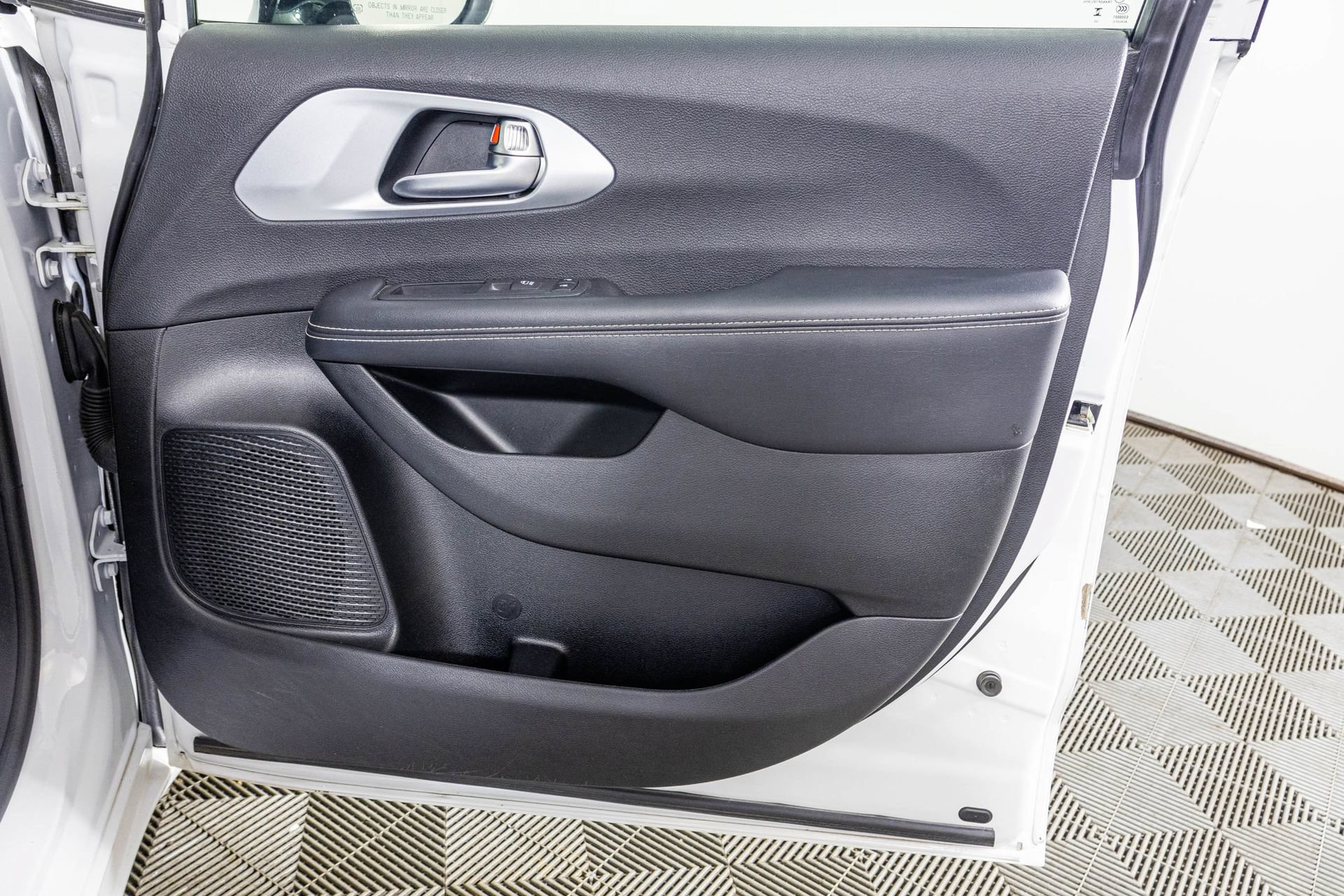 Used 2024 Chrysler Pacifica Limited FWD image 48
