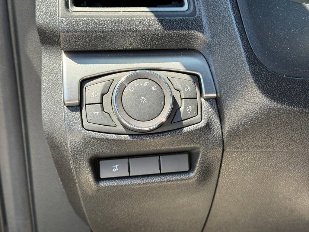 Used 2018 Ford Explorer XLT w/ Equipment Group 202A AWD/4WD image 18