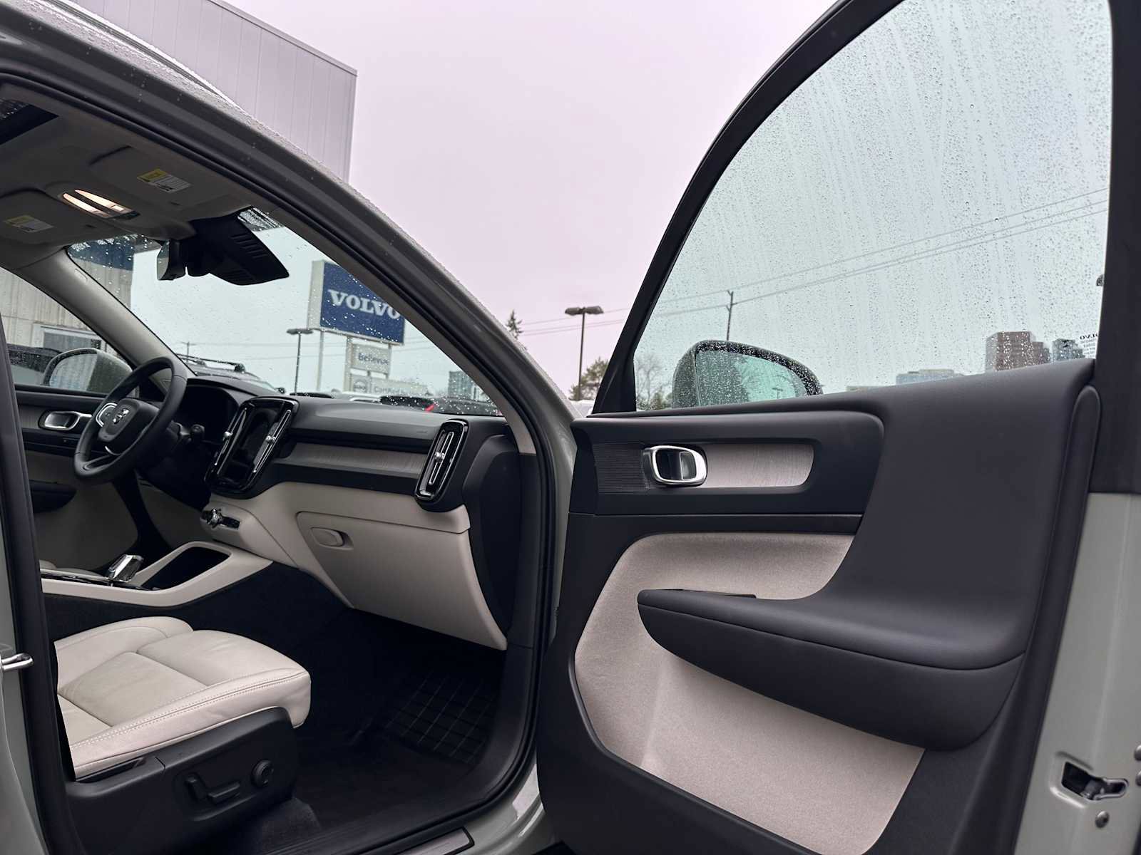 Certified 2023 Volvo XC40 B5 Plus w/ Protection Package Premier image 11