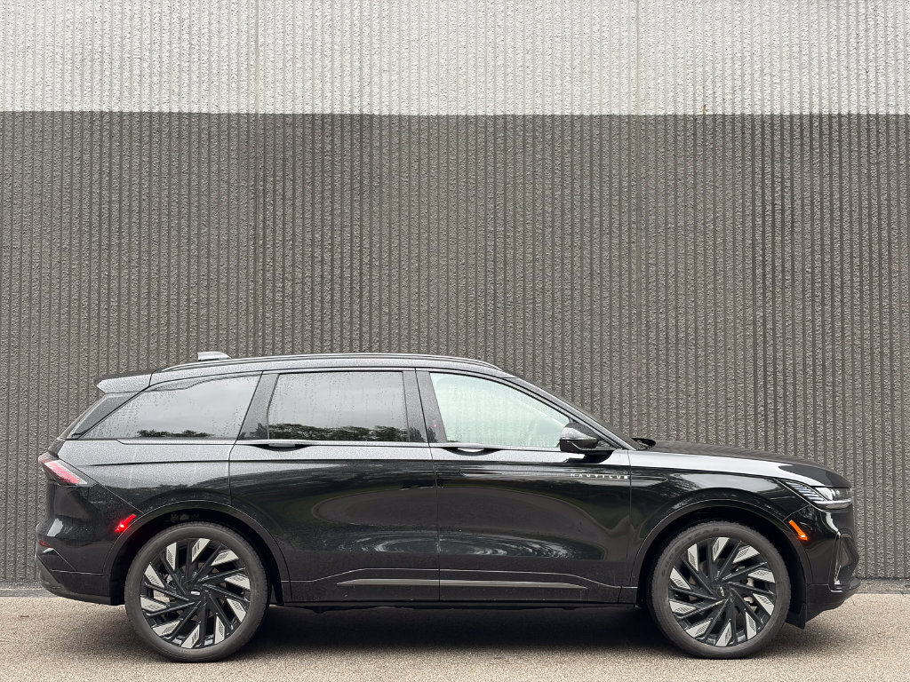 New 2026 Lincoln Nautilus Reserve w/ Jet Appearance Package AWD/4WD image 8