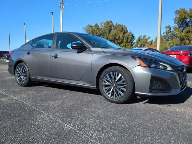 Used 2025 Nissan Altima 2.5 SV image 2