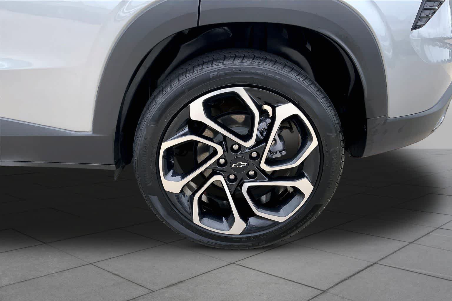 Certified 2025 Chevrolet Trax RS w/ Sunroof Package FWD image 11