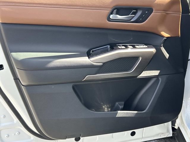 Used 2024 Nissan Pathfinder Platinum w/ Cargo Package image 18