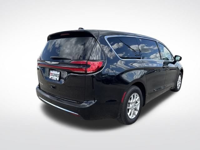 Used 2025 Chrysler Pacifica Select FWD image 11