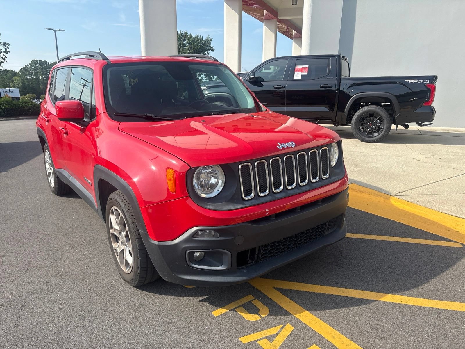 Used 2015 Jeep Renegade Latitude w/ Cold Weather Group FWD image 6