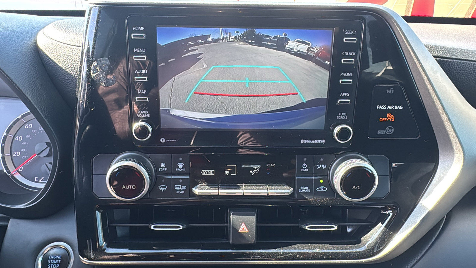 Used 2020 Toyota Highlander L image 19