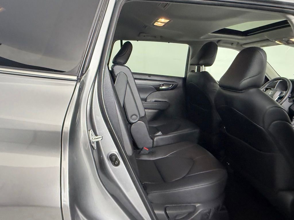 Used 2025 Toyota Highlander XLE FWD image 28