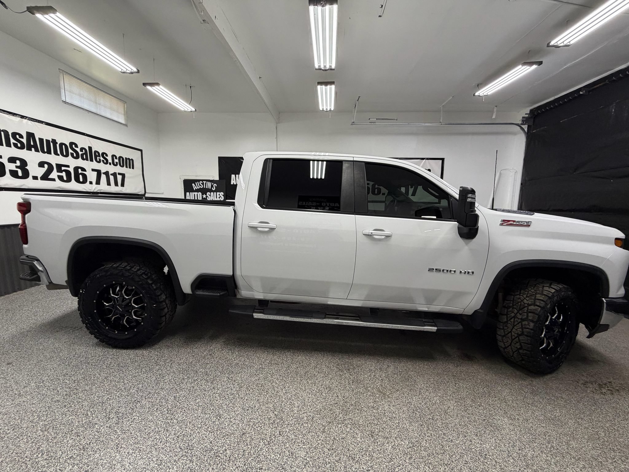 Used 2024 Chevrolet Silverado 2500 LT AWD/4WD image 2