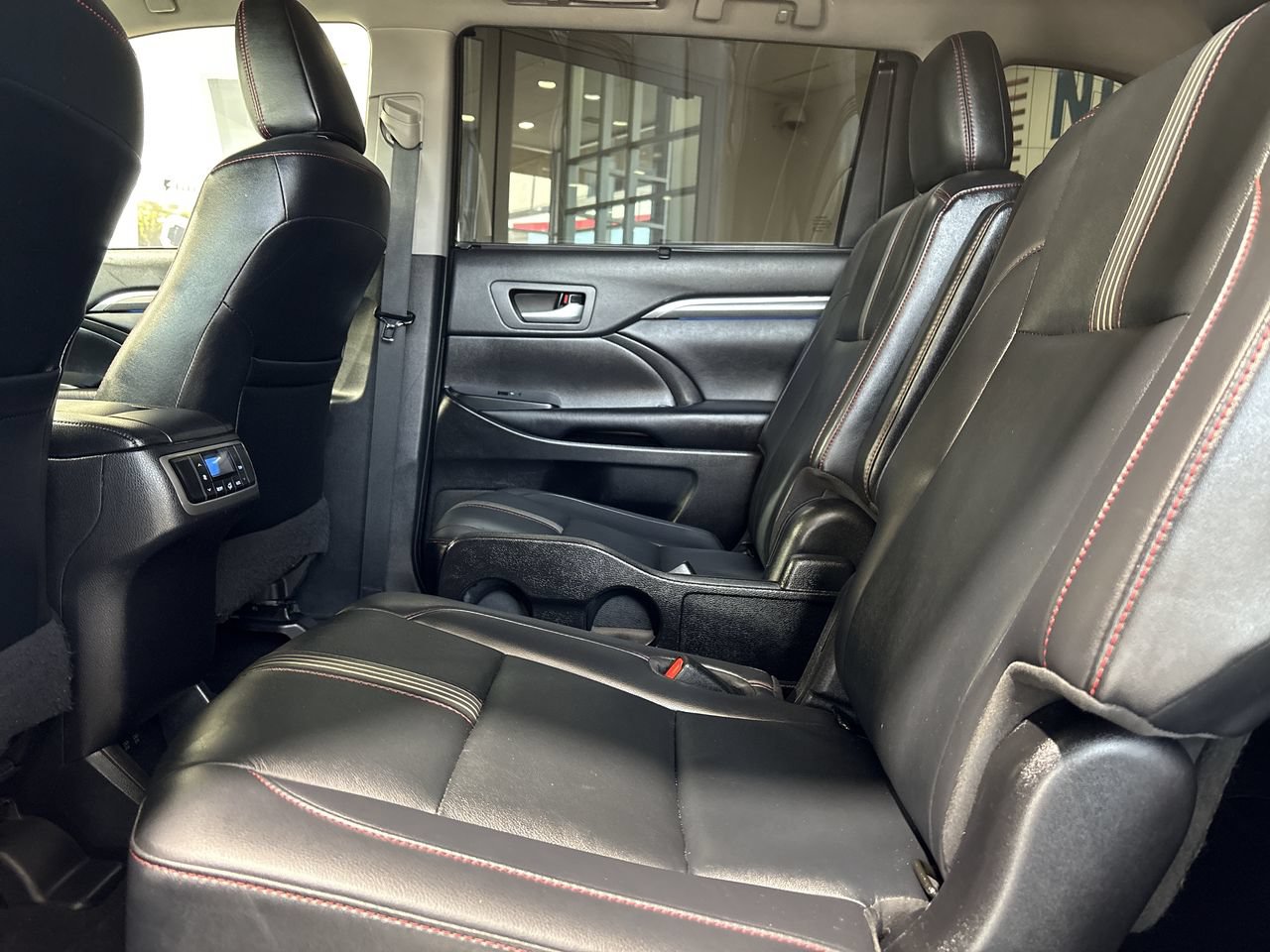 Certified 2019 Toyota Highlander SE FWD image 23