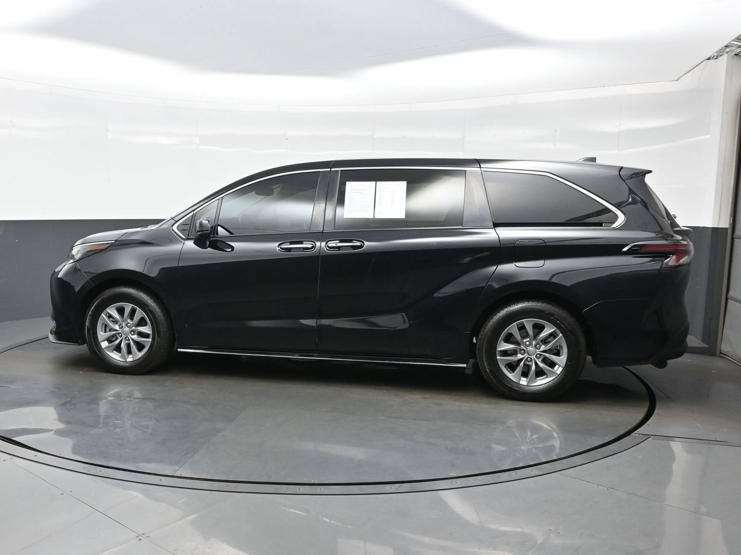 Used 2022 Toyota Sienna XLE FWD image 3