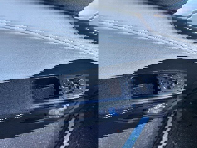 Used 2025 Volkswagen Taos SE image 17