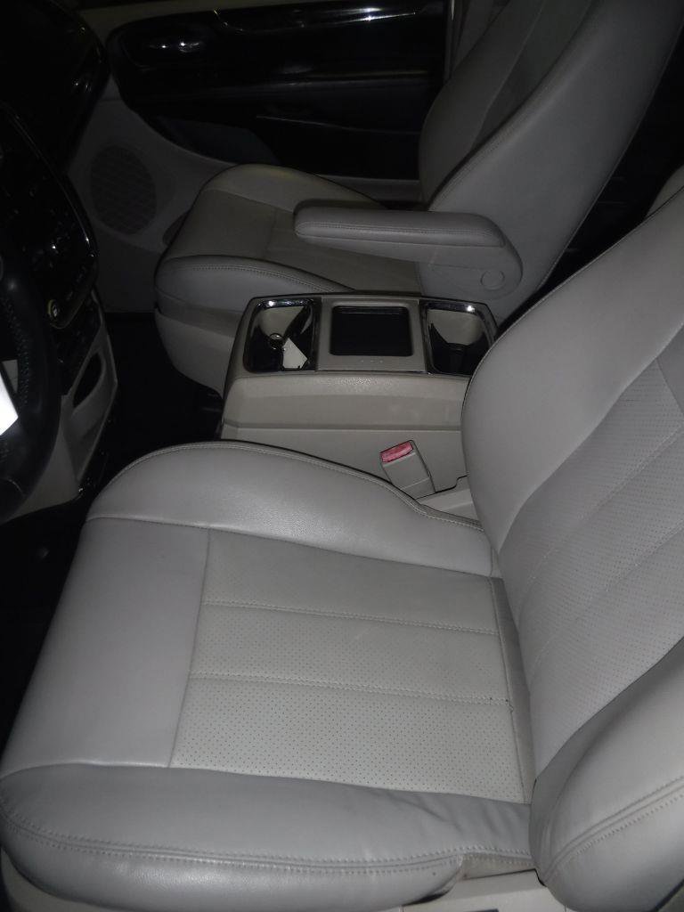 Used 2011 Chrysler Town & Country Touring-L w/ Trailer Tow Group FWD image 22