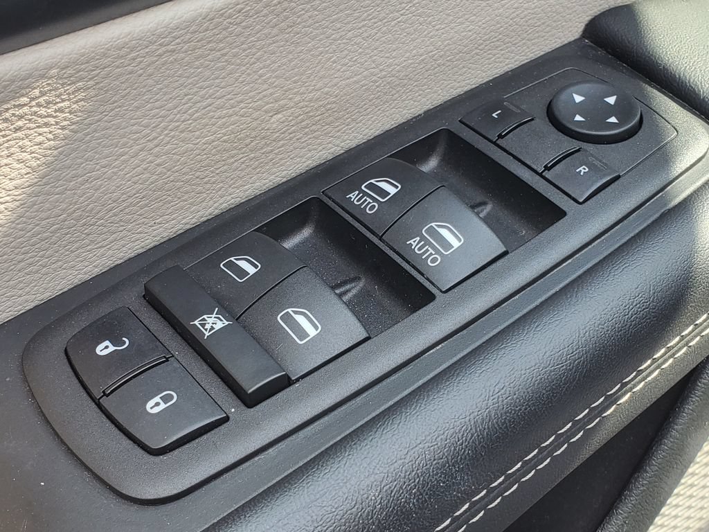 Used 2023 Chrysler Pacifica Touring-L AWD/4WD image 9