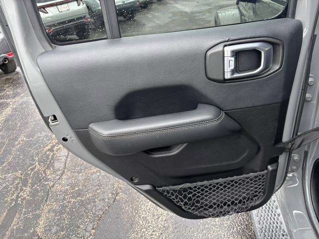Used 2018 Jeep Wrangler Unlimited Sahara AWD/4WD image 12