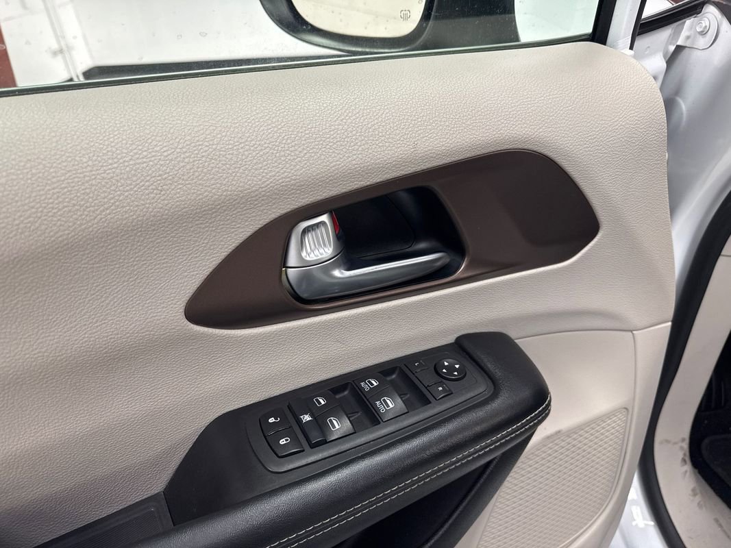 Used 2020 Chrysler Voyager Lxi image 10