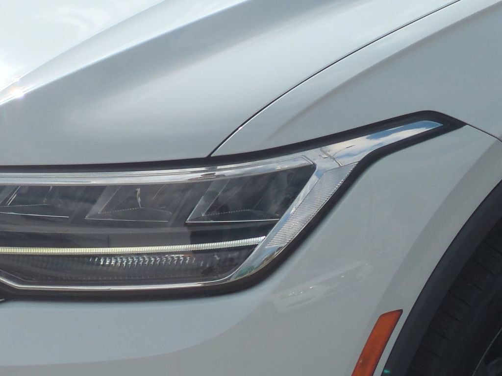 Used 2022 Volkswagen Tiguan SE w/ Panoramic Sunroof Package FWD image 10