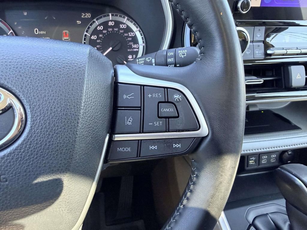 Used 2023 Toyota Highlander XLE image 7