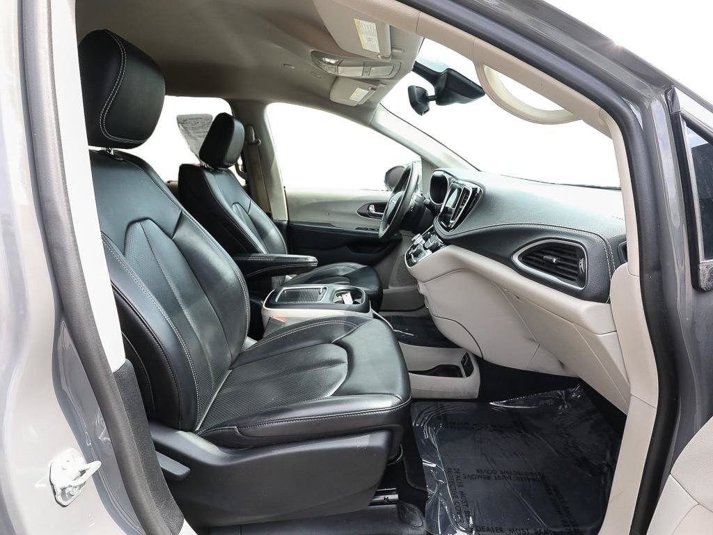 Used 2023 Chrysler Pacifica Touring-L AWD/4WD image 22
