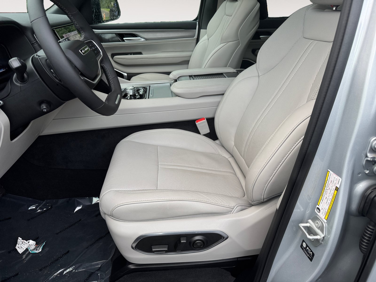 Used 2025 Jeep Wagoneer Series III w/ Premium Group I AWD/4WD image 4