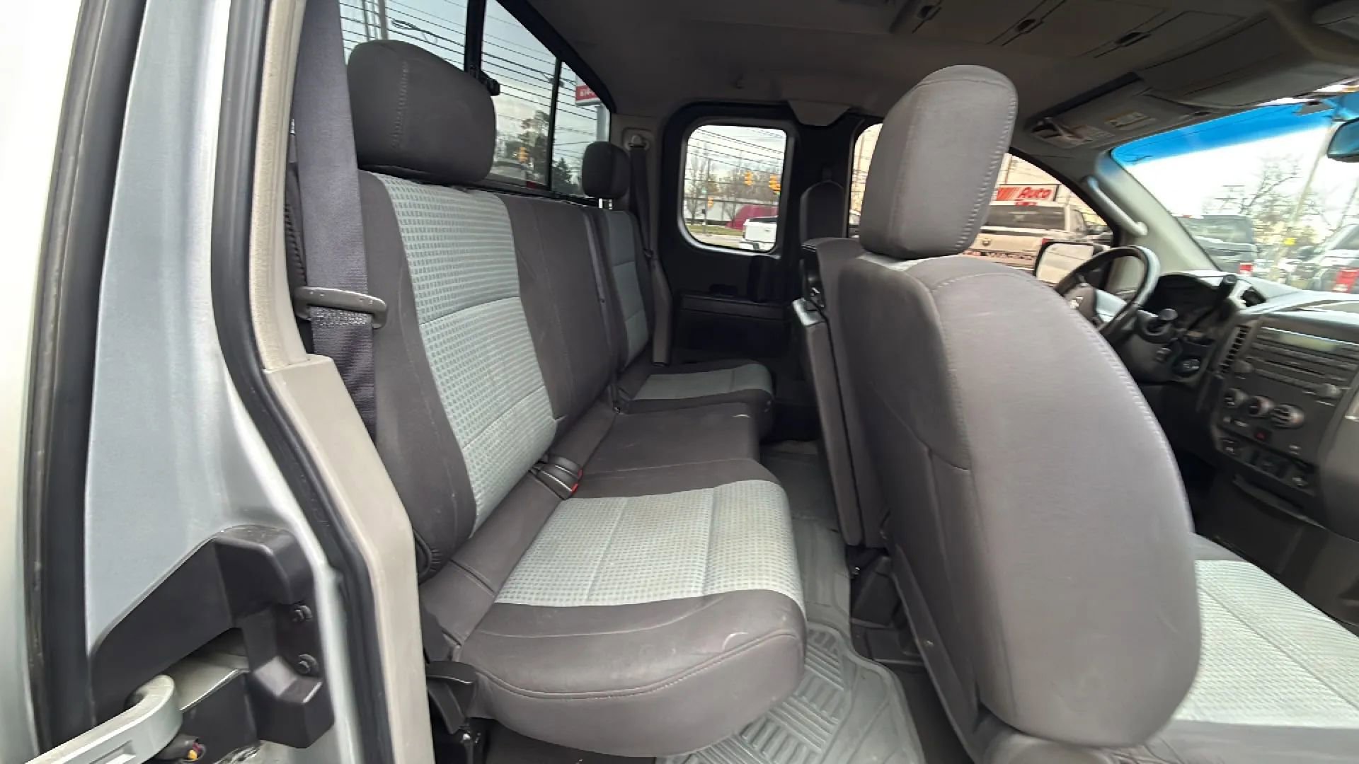 Used 2004 Nissan Titan SE w/ (Bed) Utility Bed Pkg image 17