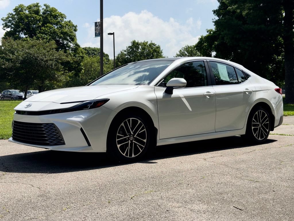 Used 2025 Toyota Camry XLE AWD/4WD image 8