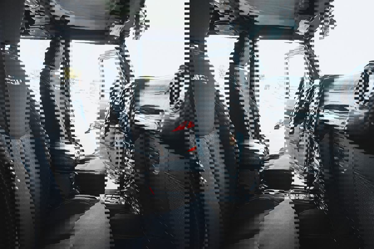 Used 2015 Jeep Wrangler Unlimited Rubicon w/ Connectivity Group image 27