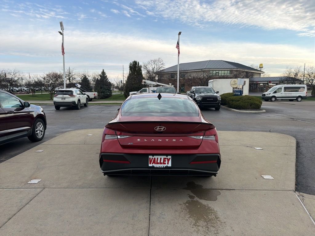 Used 2025 Hyundai Elantra Sport image 13