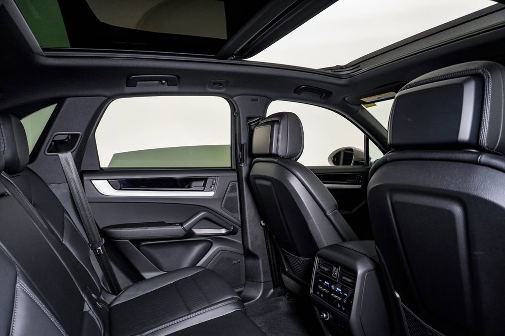 Certified 2025 Porsche Cayenne AWD/4WD image 16