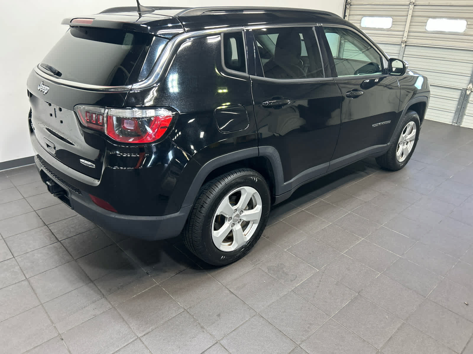 Used 2018 Jeep Compass Latitude w/ Popular Equipment Group AWD/4WD image 3
