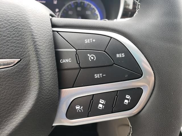 Used 2024 Chrysler Pacifica Limited FWD image 28