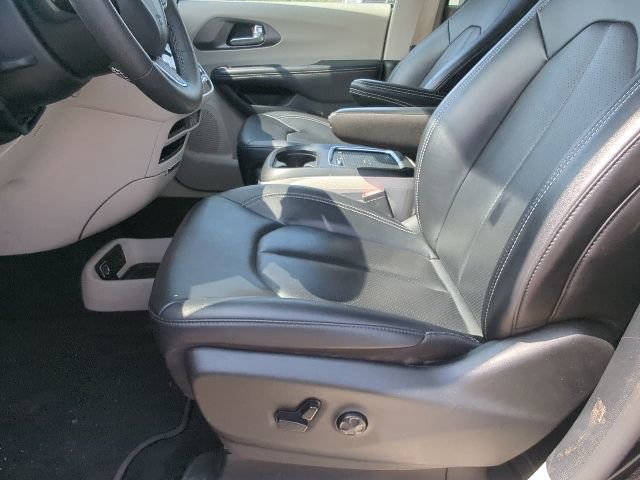 Used 2024 Chrysler Pacifica Touring-L FWD image 9
