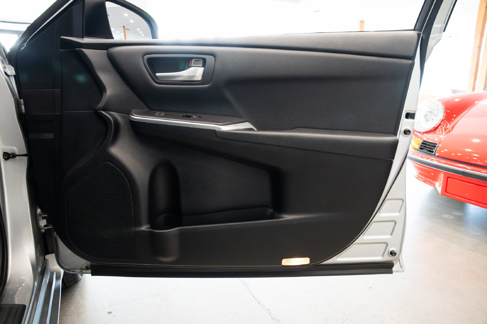 Used 2016 Toyota Camry SE w/ Moonroof Package FWD image 22