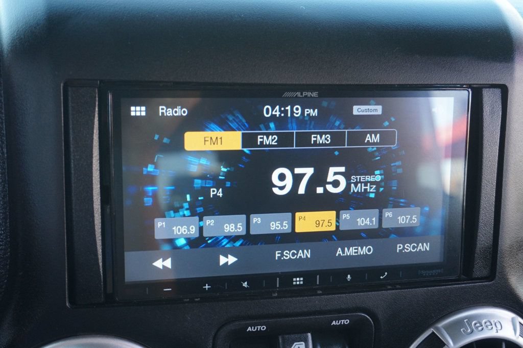 Used 2018 Jeep Wrangler Unlimited Sahara AWD/4WD image 29